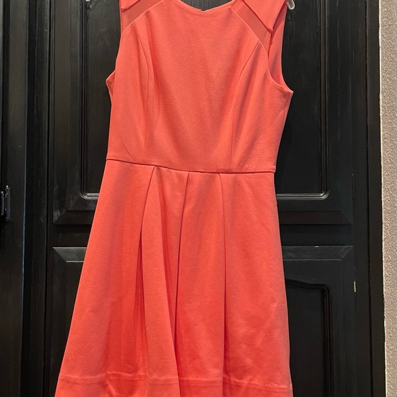 A open back sleeveless Bebe dress - Picture 2 of 6